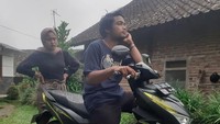 Motor yang dimodifikasi joknya menjadi penuh paku ini viral di media sosial Facebook. Sampai hari Senin (29/3) ini postingan tersebut telah dibagikan sebanyak 28 ribu kali dan mendapat 2.900 komentar. (Facebook/Khoirul Anam)