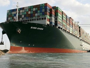 Kapal Raksasa Ever Given Nyangkut di Terusan Suez Berhasil Mengapung Kembali