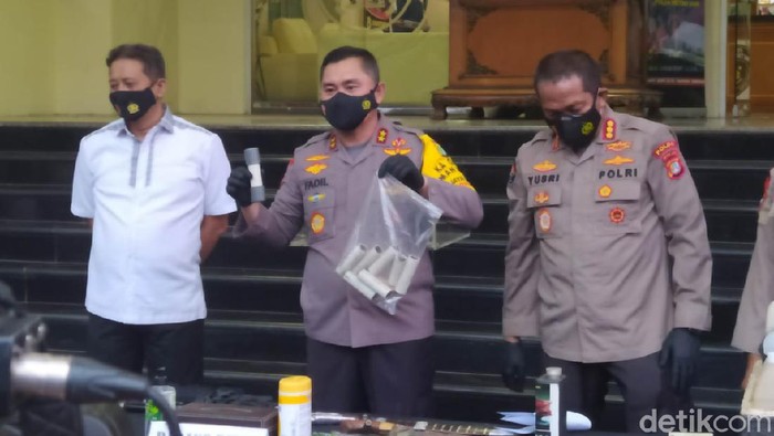 Kapolda Metro Irjen Fadil Imran jumpa pers penangkapan terduga teroris di Jakarta dan Bekasi