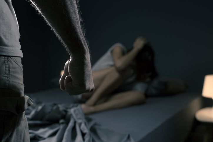 Suami Tampar dan Ludahi Istri Gara-gara Masak Rendang Terlalu Lama