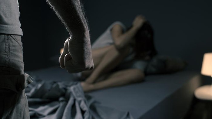 Suami Tampar dan Ludahi Istri Gara-gara Masak Rendang Terlalu Lama