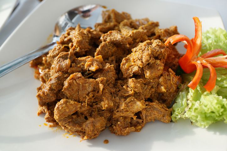 Suami Tampar dan Ludahi Istri Gara-gara Masak Rendang Terlalu Lama