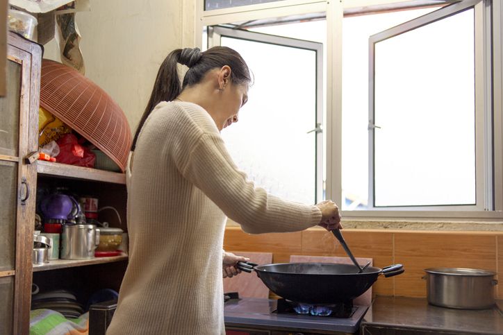 Suami Tampar dan Ludahi Istri Gara-gara Masak Rendang Terlalu Lama