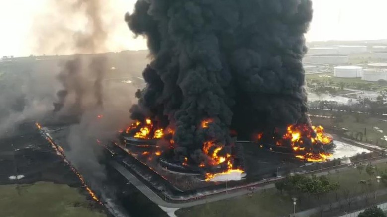 Kebakaran Kilang Minyak Pertamina Balongan Kebakaran Kilang Minyak Pertamina Balongan