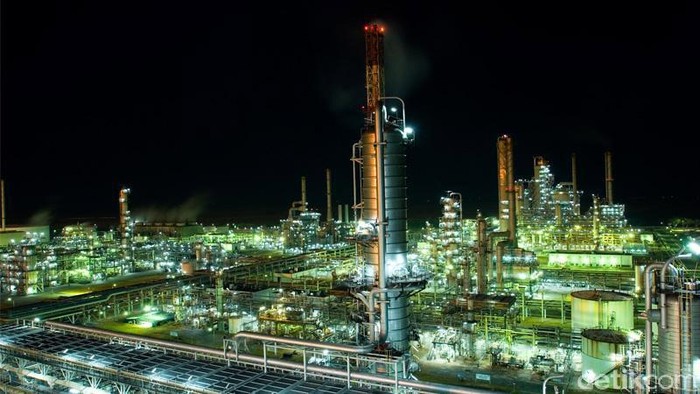 KEBAKARAN KILANG PERTAMINA BALONGAN Api membumbung tinggi saat terjadi kebakaran di kompleks Pertamina RU VI Balongan, Indramayu, Jawa Barat, Senin (29/3/2021) dini hari. ANTARA FOTO/Dedhez Anggara/pras.