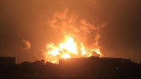 Kilang Pertamina Balongan di Indramayu terbakar hebat. Titik kebakaran terjadi pada tangki T-301G. Antara Foto/Dedhez Anggara.