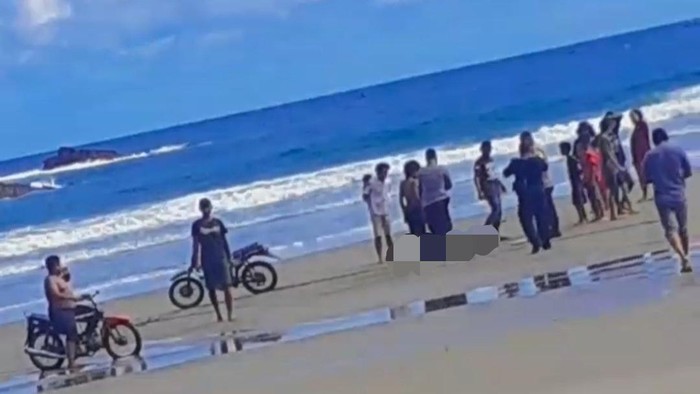 Keganasan Pantai Jolosutro, Wates, Blitar, memakan korban. Tiga remaja rombongan dari Kabupaten Sidoarjo dilaporkan tenggelam. Dua berhasil dievakuasi namun satu ditemukan tewas mengambang.