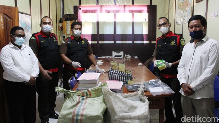 Kejari Karangasem geledah kantor Perbekel Tianyar Barat terkait dugaan korupsi bedah rumah (dok Kejari Karangasem)