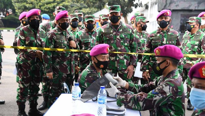 Kepala Staf Angkatan Laut (KSAL) Laksamana TNI Yudo Margono meninjau vaksinasi COVID-19 di 3.000 Prajurit dan PNS di lingkungan Korps Marinir (dok Dispen Kormar)
