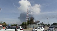 Menurut data yang dihimpun, api masih belum padam total. Petugas gabungan dan pihak Pertamina meminta warga sekitar untuk mengevakuasi. Hal itu sebagai upaya sterilisasi di lokasi kejadian. Istimewa/Sudirman Wamad