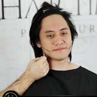 Kevin Aprilio ternyata memiliki dahi yang jenong. Alasan itulah yang membuat pria 30 tahun itu melakukan cangkok rambut untuk menambah rambut di bagian depan dahinya. Foto: Dok. Instagram/@now.hairtime