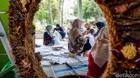 Yustika menerangkan, data pemasukan Batik Natra miliknya 2019 sekitar Rp 60-70 juta per tahunnya, sedangkan 2020 sekitar Rp 50 juta. Ia menyebut harus memberikan diskon besar kepada penjual hingga 30 persen pada awal pandemi Corona tahun lalu.