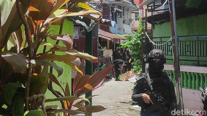 Kontrakan pelaku bom bunuh diri di Makassar digerebek (Taufiqurrahman/detikcom)