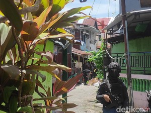 Polisi Geledah Rumah Pelaku Bom Bunuh Diri Katedral Makassar