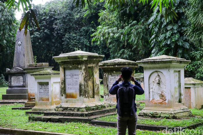 Makam Belanda di Kebun Raya Bogor