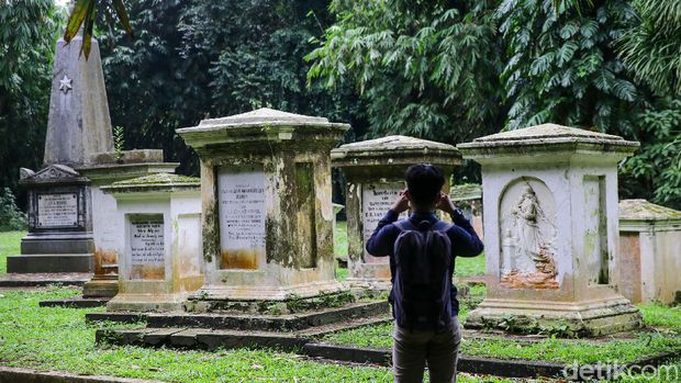 Makam Belanda di Kebun Raya Bogor