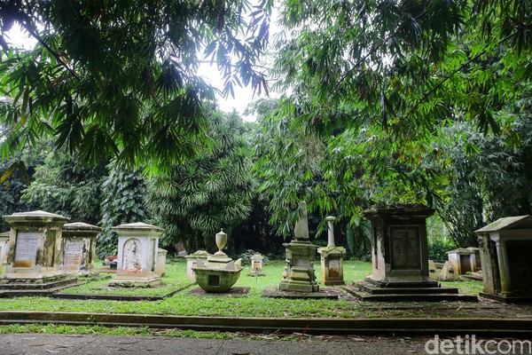Saat detikcom menyambangi pemakaman ini, kondisinya terlihat cukup rapi dan bersih. Meskipun makam itu usianya sudah berabad-abad, batu nisannya tetap kokoh. (Foto: Grandyos Zafna/detikcom) Saat detikcom menyambangi pemakaman ini, kondisinya terlihat cukup rapi dan bersih. Meskipun makam itu usianya sudah berabad-abad, batu nisannya tetap kokoh. (Foto: Grandyos Zafna/detikcom)