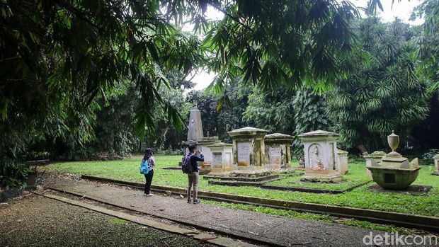 Makam Belanda di Kebun Raya Bogor
