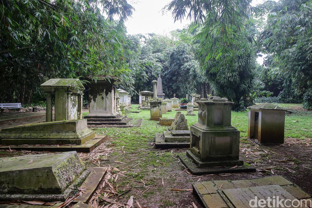 Makam Belanda di Kebun Raya Bogor