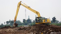 Alat berat terus bekerja untuk meralahan lahan untuk makam jenazah COVID-19.