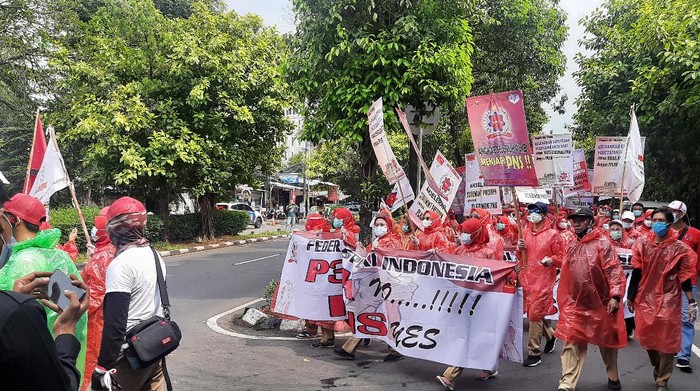 Massa Buruh Demo di Depan Kantor Pusat BKKBN Jakarta Timur