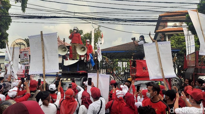 Massa petugas lapangan KB (PLKB) membubarkan diri usai melakukan audiensi dengan kepala BKKBN (Rahmat Fathan/detikcom)