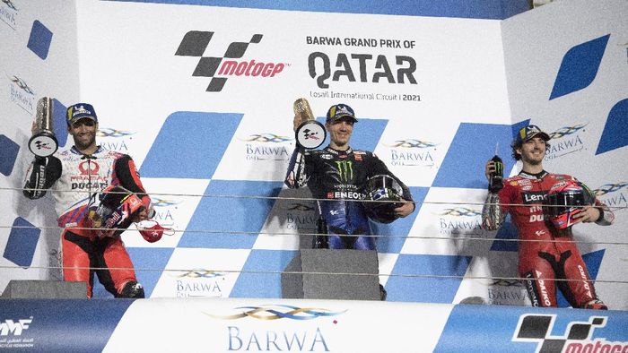 Maverick Vinales, podium MotoGP Qatar DOHA, QATAR - MARCH 28: (L-R) Johann Zarco of France and Pramac Racing, Maverick Vinales of Spain and Monster Energy Yamaha MotoGP Team and Francesco Bagnaia of Italy and Ducati Lenovo Team celebrate on the podium at the end of the MotoGP race during the MotoGP of Qatar - Race at Losail Circuit on March 28, 2021 in Doha, Qatar. (Photo by Mirco Lazzari gp/Getty Images)