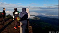 Dari ketinggian 2050 mdpl, berdiri di Puncak Sakub seperti berada di atas awan.(Imam Suripto/detikcom)