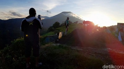 Foto: Asyiknya Berburu Sunrise di Puncak Sakub Kaligua