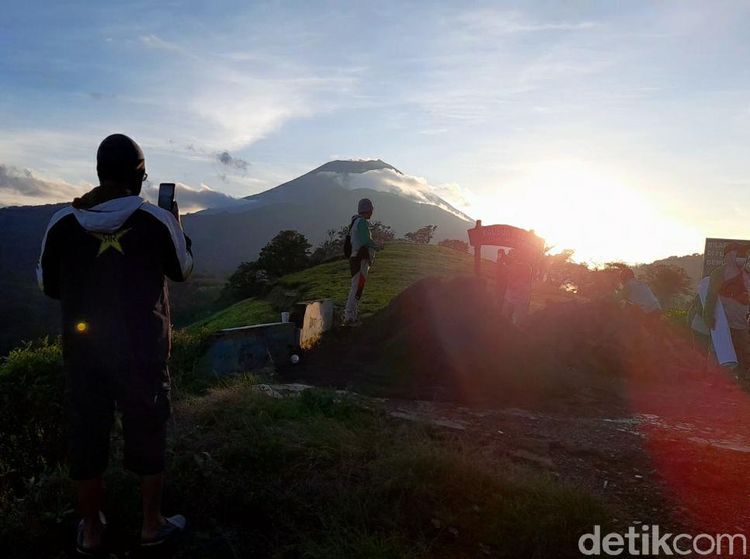 Foto: Asyiknya Berburu Sunrise di Puncak Sakub Kaligua