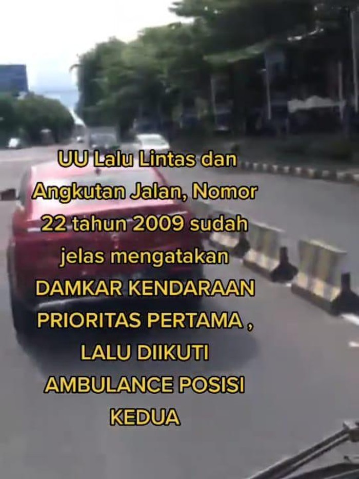 Mercy diduga halangi mobil damkar di Bali (Tangkapan layar)