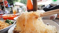 Satu porsinya tersaji jumbo. Rasanya tak begitu hambar, ada sedikit sensasi pedas dari merica bubuk. Disantap bersama pangsit goreng dan sedikit kuah tambah nikmat lagi. Foto: detikFood/Yenny Mustika Sari