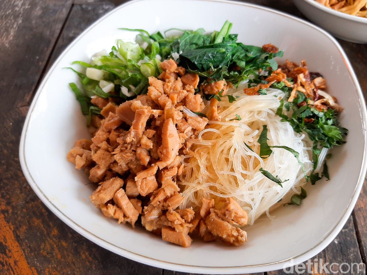 Mie Gaul Senayan; Sedapnya Mie Ayam dan Yamin 'Hidden Gems' yang Tempatnya Asri