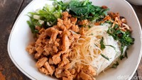 Menu bihun dengan topping mie ayam juga patut dicoba. Satu porsinya juga dibanderol Rp 16 ribu. Foto: detikFood/Yenny Mustika Sari