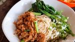Sedapnya Makan Mie Yamin Plus Pangsit di Bawah Pohon Rindang