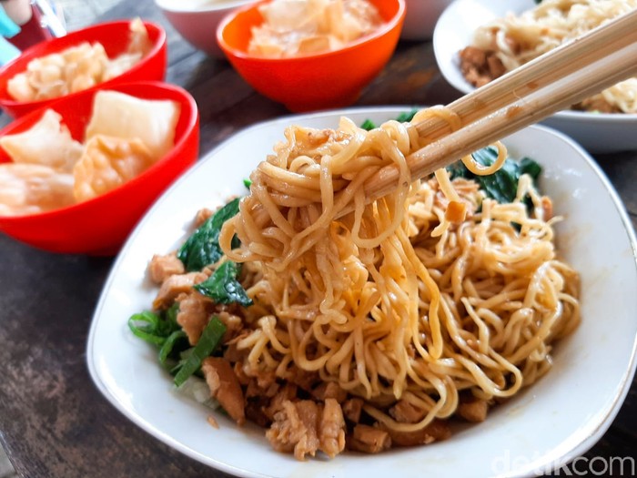 Mie Gaul Senayan; Sedapnya Mie Ayam dan Yamin Hidden Gems yang Tempatnya Asri