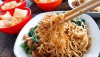 Mie yang digunakan berukuran kecil dan cenderung tipis. Teksturnya lembut dan agak kenyal. Paduan rasa gurih dan manis sangat pas di lidah. Foto: detikFood/Yenny Mustika Sari