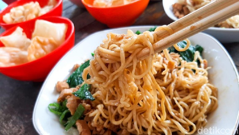 Mie Gaul Senayan: Gurih Mantap Mie Yamin di Bawah Pohon Rindang Mie Gaul Senayan: Gurih Mantap Mie Yamin di Bawah Pohon Rindang