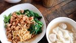 Sedapnya Makan Mie Yamin Plus Pangsit di Bawah Pohon Rindang