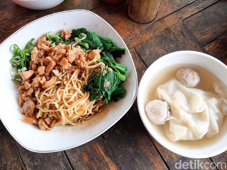 Sedapnya Makan Mie Yamin Plus Pangsit di Bawah Pohon Rindang