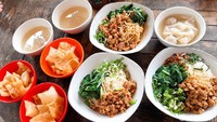 3 menu menjadi andalannya. Ada mie ayam, mie yamin, dan bihun yang tak kalah nikmat. Tiap porsinya dibanderol Rp 16 ribu saja. Foto: detikFood/Yenny Mustika Sari