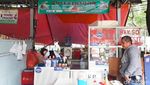 Sedapnya Makan Mie Yamin Plus Pangsit di Bawah Pohon Rindang