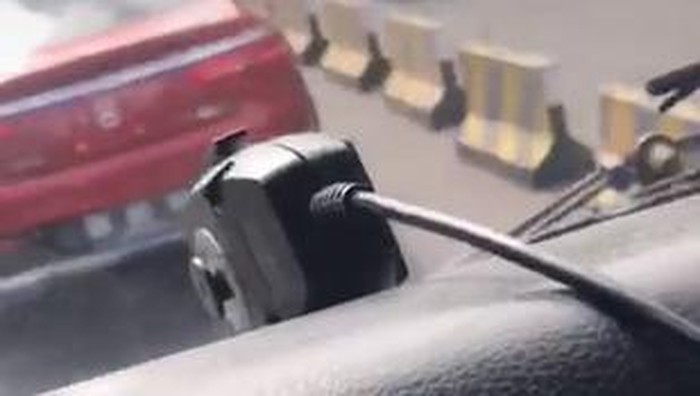 mobil mercedes-benz menghalangi petugas damkar