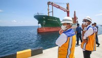 Catur Prabowo, Direktur Operasi 1 Brantas Abipraya sedang berbincang dengan R. Agus H. Purnomo, Direktur Jenderal Perhubungan Laut sambil menanti kedatangan MV. Mentari Prakarsa bersandar.
