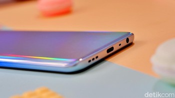 Bagian bawah terdapat speaker, jack audio 3,5 mm dan port USB Type C. Foto: Adi Fida Rahman/detikINET