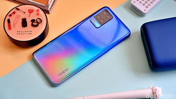 Oppo A54 hadir dalam ketebalan 8,4 mm dengan bobot 192 gram. Ponsel ini sudah mengantongi sertifikasi IPX4 yang artinya tahan akan cipratan air. Foto: Adi Fida Rahman/detikINET