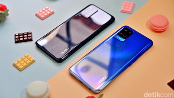 Oppo A54 hadir dalam dua varian, Crystal Black dan Starry Blue. Foto: Adi Fida Rahman/detikINET