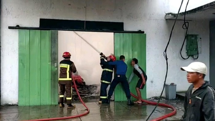 Pabrik kasur dan karpet terbakar di Garut, kerugian miliaran rupiah