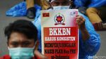 Pakai Jas Hujan, Ratusan Petugas KB Tuntut Status PNS