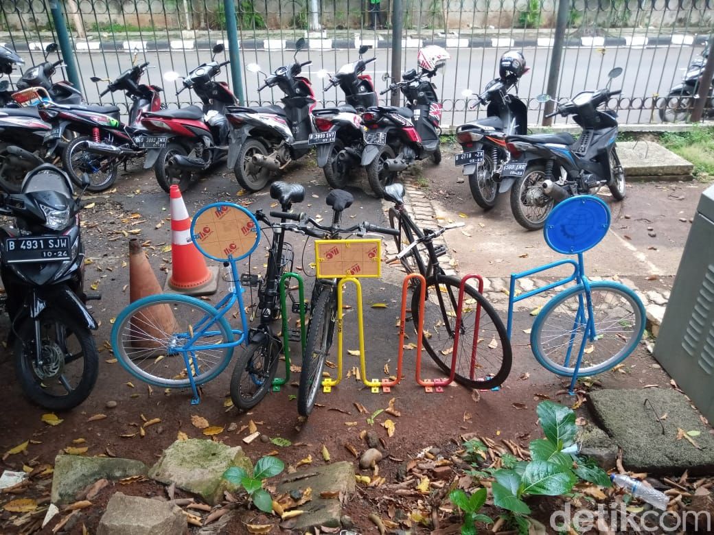 Parkiran sepeda di Stasiun Duren Kalibata, 29 Maret 2021. (Kadek Melda Luxiana/detikcom) Parkiran sepeda di Stasiun Duren Kalibata, 29 Maret 2021. (Kadek Melda Luxiana/detikcom)